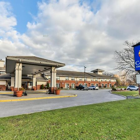 Comfort Inn & Suites Ambassador Bridge Виндзор Экстерьер фото