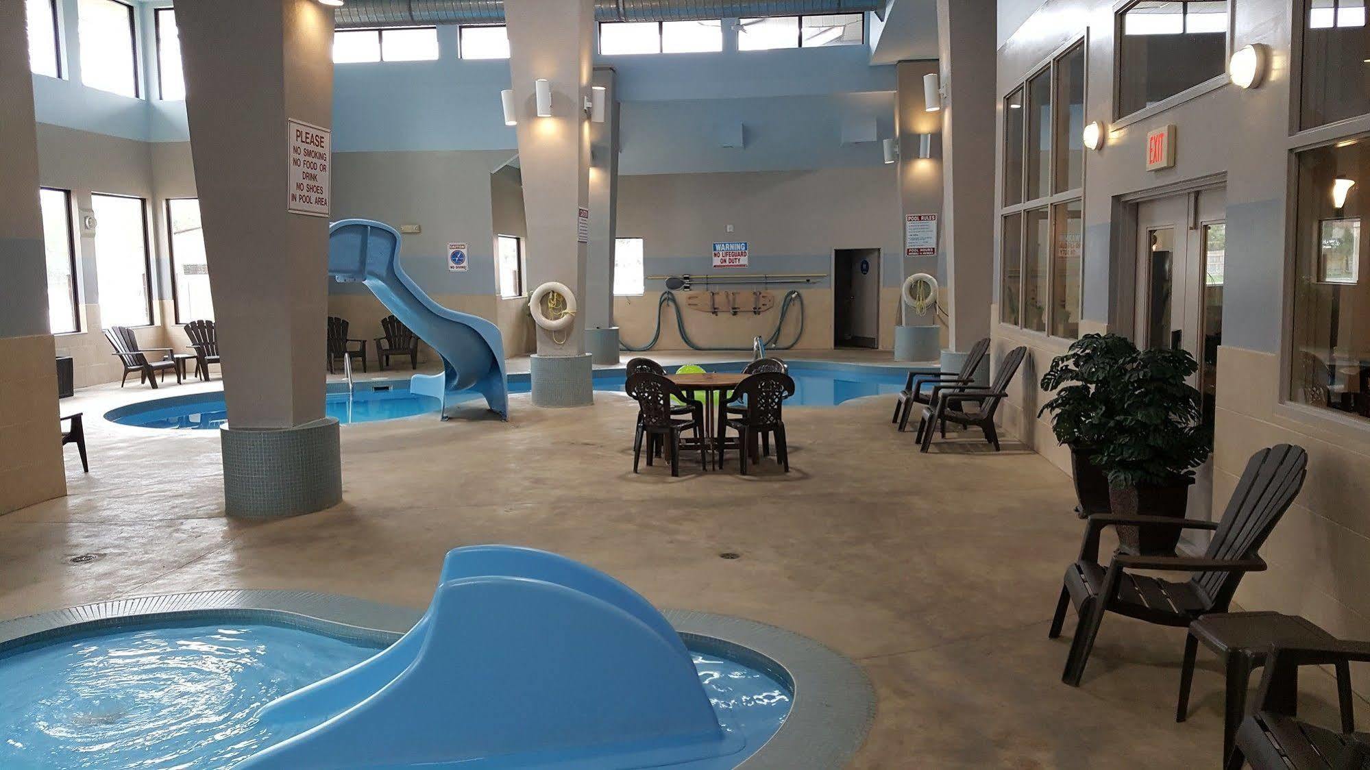 Comfort Inn & Suites Ambassador Bridge Виндзор Экстерьер фото