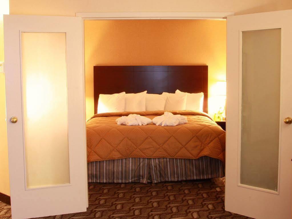 Comfort Inn & Suites Ambassador Bridge Виндзор Экстерьер фото