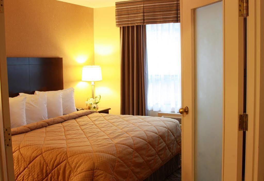 Comfort Inn & Suites Ambassador Bridge Виндзор Экстерьер фото